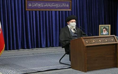 ترجمه کتیبه نصب شده در حسینیه امام خمینی(ره) در ارتباط تصویری رهبر انقلاب با مردم آذربایجان شرقی