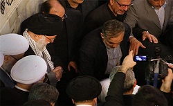  حضور رهبر انقلاب در لحظات خاکسپاری آیت‌الله واعظ طبسی 