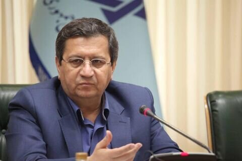 همتی: نرخ ارز باید توسط سازوکار بازار تعیین شود