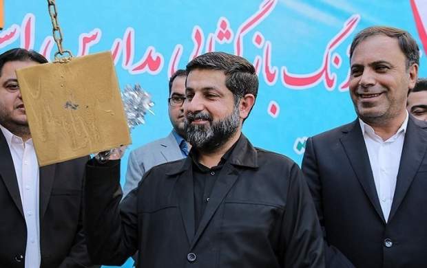 معاون روحانی پشت درب اتاق بازپرس
