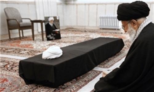 تصاویر منتشر نشده از حضور رهبر انقلاب در کنار پیکر مرحوم آیت‌الله طبسی