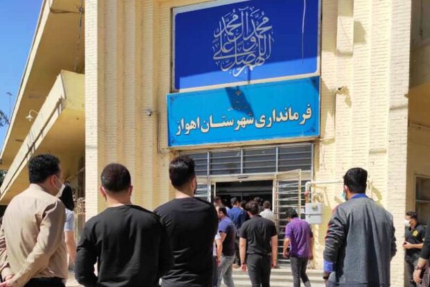 تجمع مغازه‌داران اهواز مقابل فرمانداری