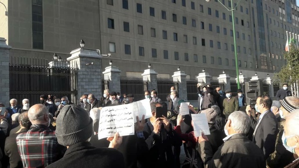 تجمع بازنشستگان کارگری مقابل مجلس