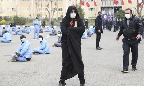 دستگیری یکی از اوباش با پوشش زنانه