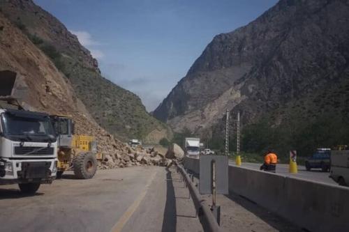 ریزش کوه در محورهای کندوان و هراز