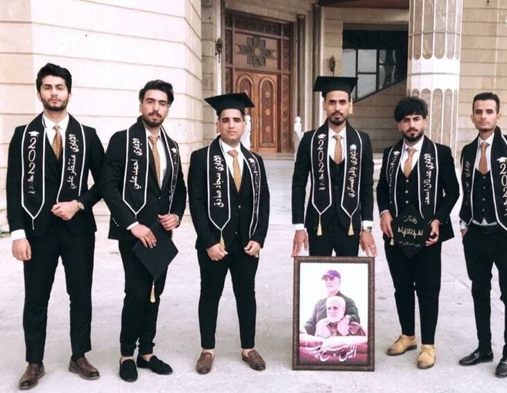 تصویر حاج قاسم و ابومهدی در جشن فارغ‌التحصیلی دانشگاه بصره