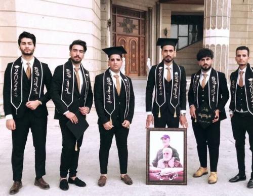 تصویر حاج قاسم و ابومهدی در جشن فارغ‌التحصیلی دانشگاه بصره