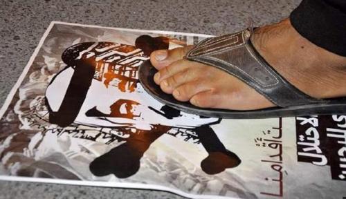 له شدن عکس پادشاه آل‌سعود در بحرین/عکس