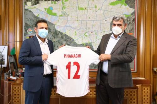  اهدای پیراهن شماره ۱۲ تیم ملی فوتبال به شهردار تهران