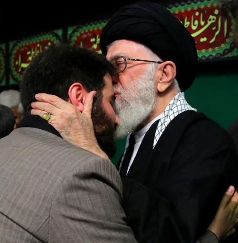 عکس/ بوسه‌ی رهبر انقلاب بر پیشانی میثم مطیعی 