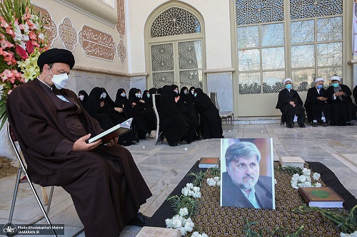  تصویری از سیدحسن خمینی بر سر مزار دایی‌اش