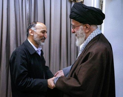 عکس/ نگاه مهربانانه آقا به سردار حجازی