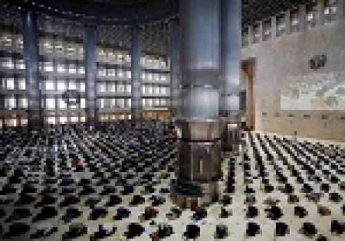 عکس/ فاصله اجتماعی نمازگزاران در جاکارتا