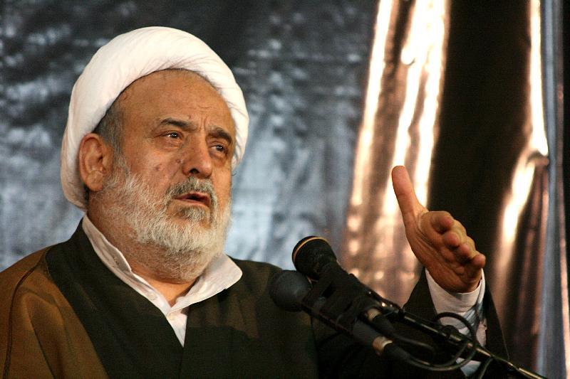 چقدر این نگاه شیخ حسین انصاریان زیباست