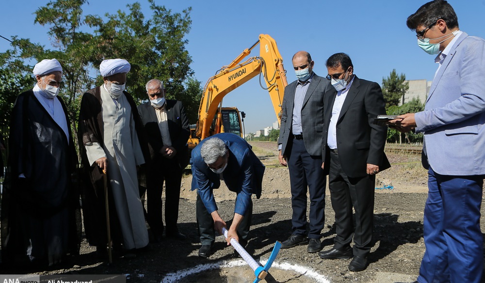 عکس/ کلنگ دست حناچی افتاد