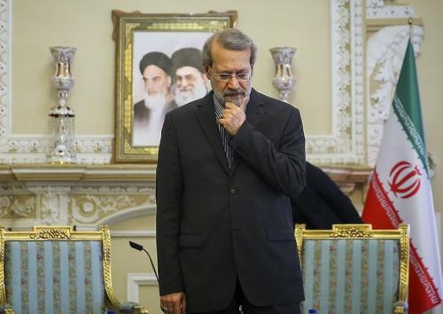 در امتداد روحانی؛ بازی تکراری دیوارکشی و لباسی که به تن علی لاریجانی زار می‌زند!