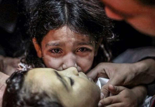 اشک‌های دختر بچه فلسطینی هنگام دستگیری برادرش