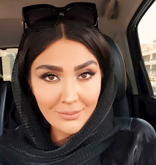 سلبریتی  جذاب با نگاهی خاموش 