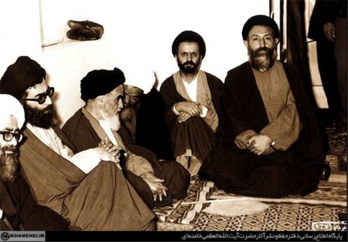  فیلم/ لحظاتی از حضور آیت‌الله خامنه‌ای در مراسم تشییع امام(ره)