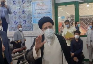 حضور رئیسی در مسجد جامع شهر ری برای شرکت در انتخابات +عکس