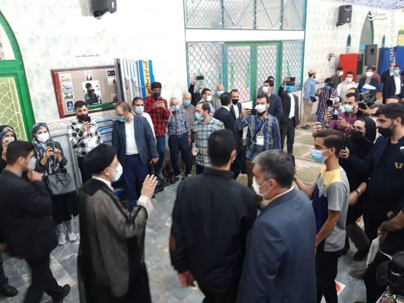  عکس/ رئیسی در مسجد جامع شهر ری رای داد