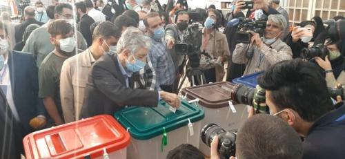  حداد عادل رای خود را به صندوق انداخت