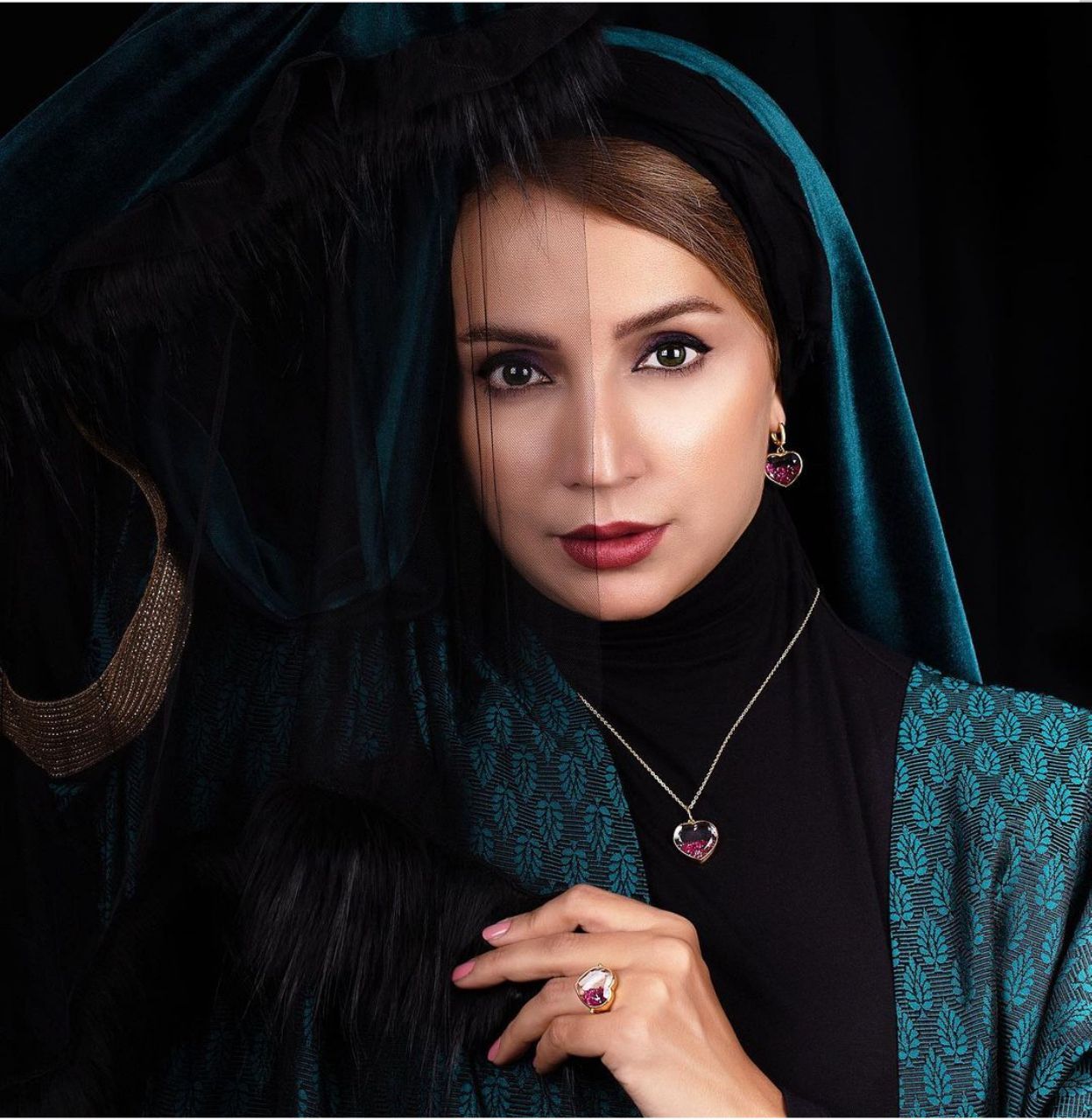 ستاره بی حاشیه سینما با مانتویی جیغ /عکس 