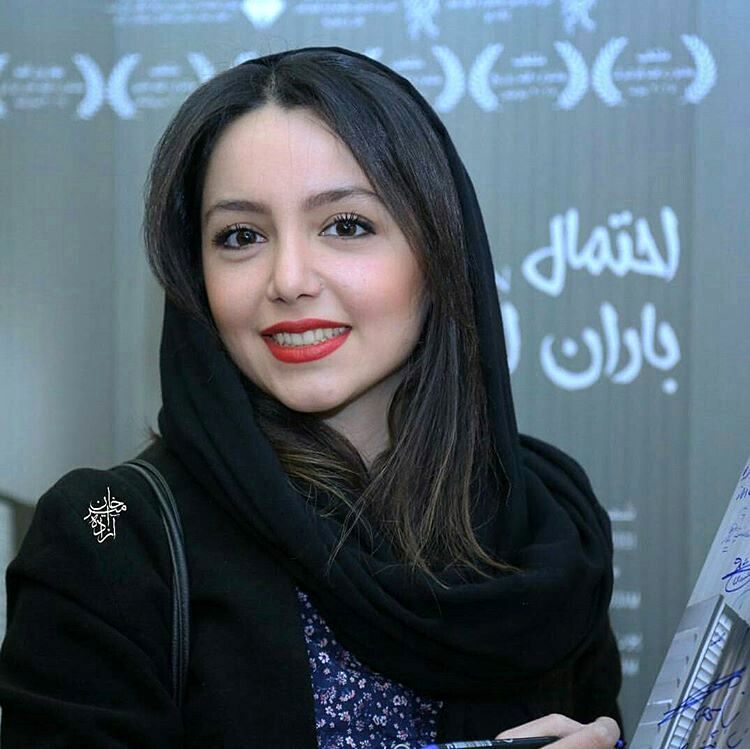 سلفی نازنین بیاتی در جمع دوستانش /عکس 