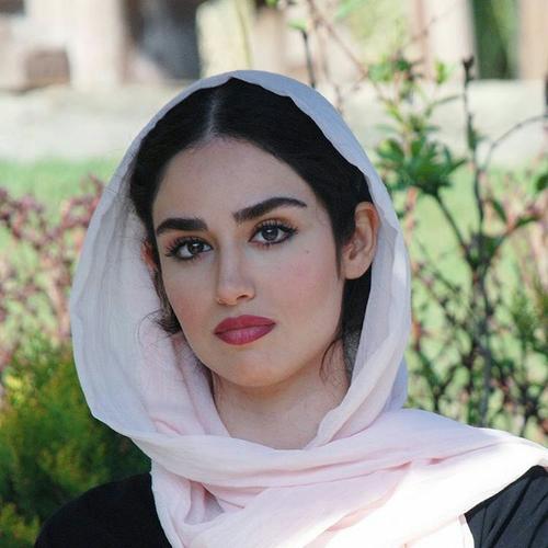سلفی ستاره سینمای ایران در کنار ساحل