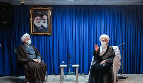 قاب عکس معنی دار دفتر یک مرجع تقلید