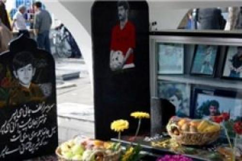 حضور پرسپولیسی‌ها بر مزار اسطوره انزلی 