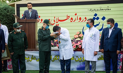 عکس/ بوسه جواد فروغی بر هدیه فرمانده سپاه