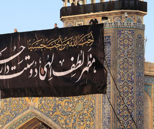 پرچم عزای حسینی بر گنبد حرم امام رضا(ع)