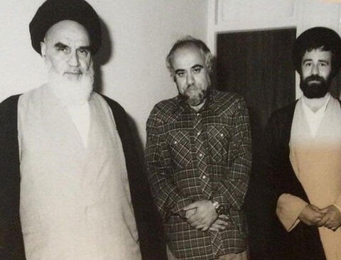 عکس/ مرحوم علامه محمدرضا حکیمی در کنار امام خمینی(ره)