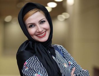 پوشش متفاوت خانم مجری در میان چمن ها 