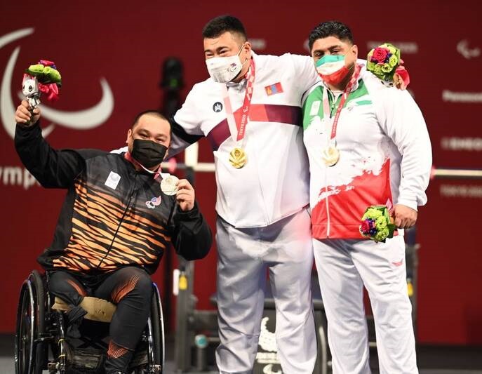عکس/ مدال برنز وزنه برداری به رضی رسید