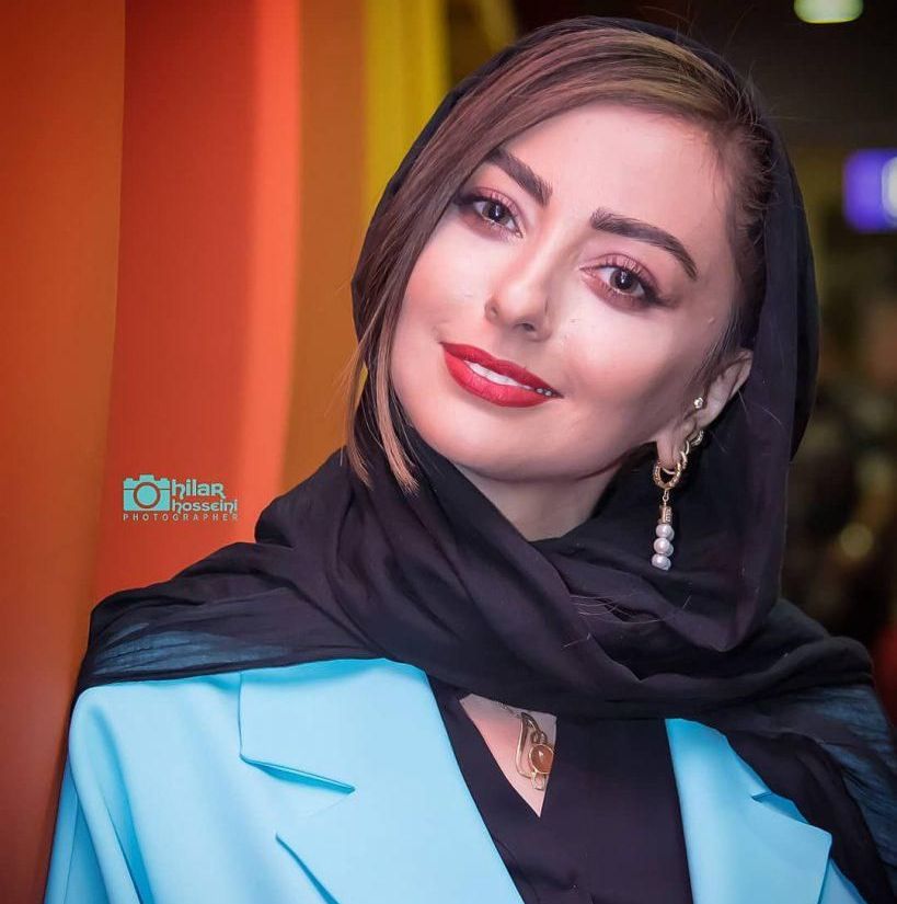 سلفی بازیگر جذاب سینما در ماشین لاکچری