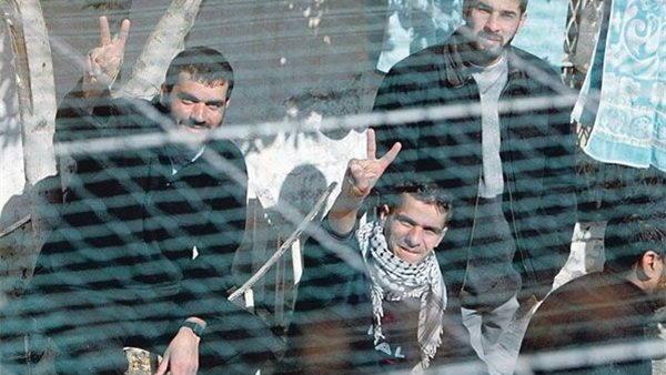  انتقال زکریا الزبیدی، یکی از اسرای فلسطینی به بیمارستان