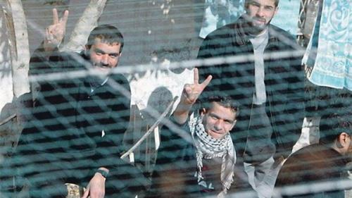  انتقال زکریا الزبیدی، یکی از اسرای فلسطینی به بیمارستان