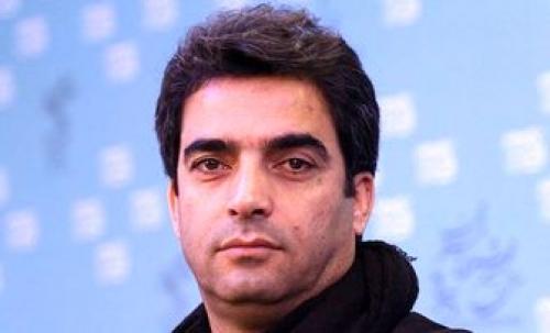 منوچهر هادی در حال تزریق واکسن 