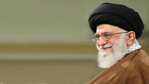 لباس نظامی و اسلحه‌ آیت‌الله خامنه‌ای در دوران دفاع مقدس 