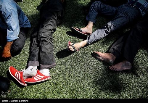  خماری پای دیوار سنگی 