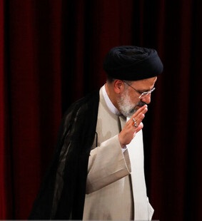  رئیسی حرم مطهر احمد بن موسی شاهچراغ را زیارت کرد