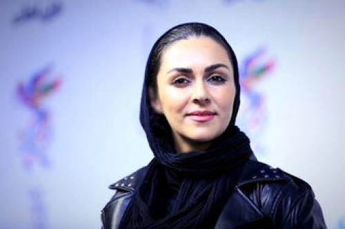 شیوا ابراهیمی در کنار نقاشی عجیب و غریب