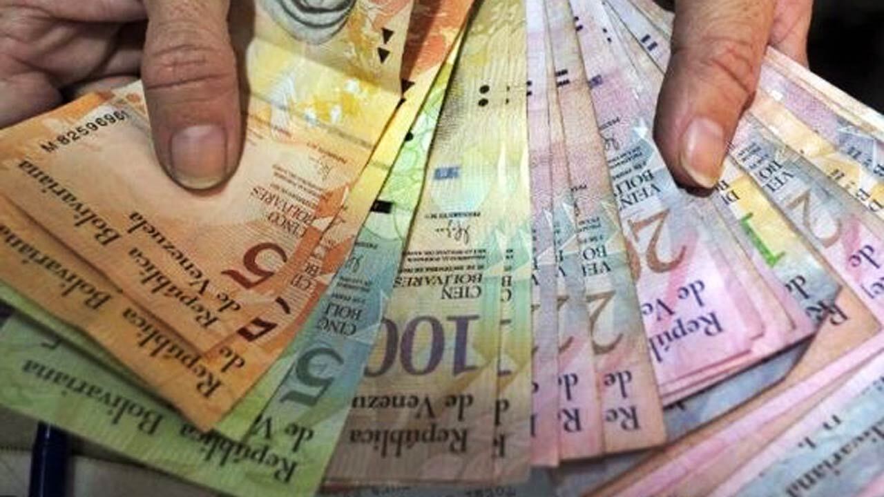 عروسک‌سازی با اسکناس در ونزوئلا