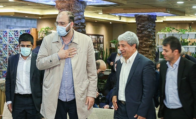 عکس/ قد بلند مدیر شبکه سه!
