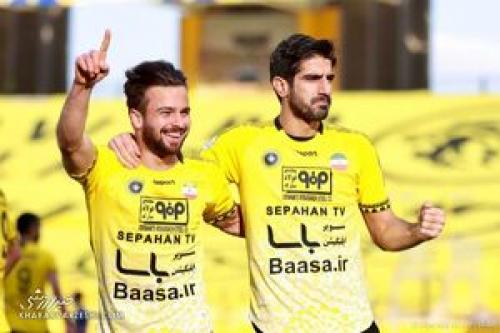  لیگ برتر فوتبال سپاهان برد و به صدر جدول رسید/ هوادار ترمز آلومینیوم را کشید