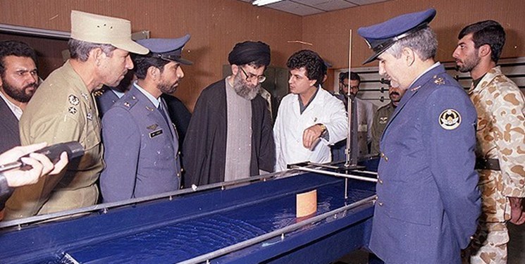 فرمانده‌ای که همه دغدغه‌اش خود‌کفایی بود/ لباس دوختن شهید ستاری برای همسرش 