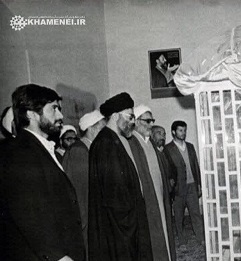 تصویری از رهبرانقلاب در کنار مزار شهید مدرس