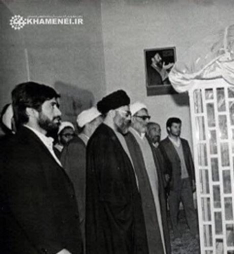 تصویری از رهبرانقلاب در کنار مزار شهید مدرس